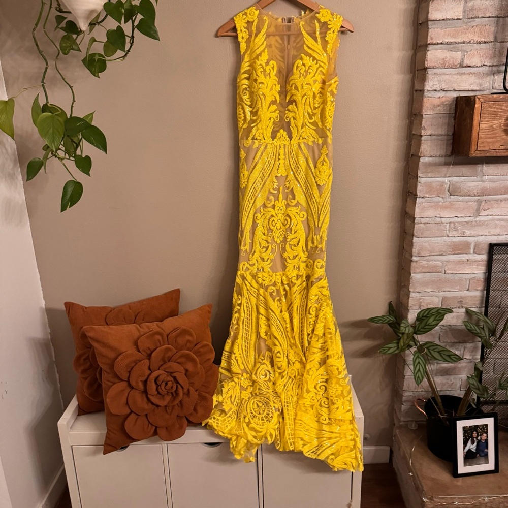 Elegant Yellow Lace Maxi Dress